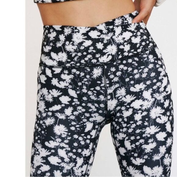 NWT Ā FreeāPeople Printed Lose Control Wrap Leggings / Floral size XSā
NWT - Picture 4 of 9